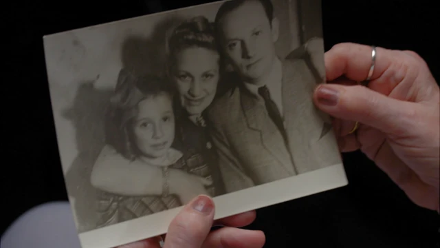 Тамар (на снимке слева) с мамой и отчимом