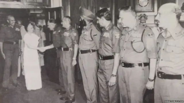 ఎస్ కే సిన్హాతో ఇందిర కరచాలనం