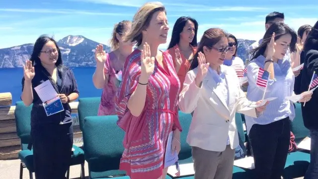 ప్రమాణం చేస్తున్న అమెరికా కొత్త పౌరులు