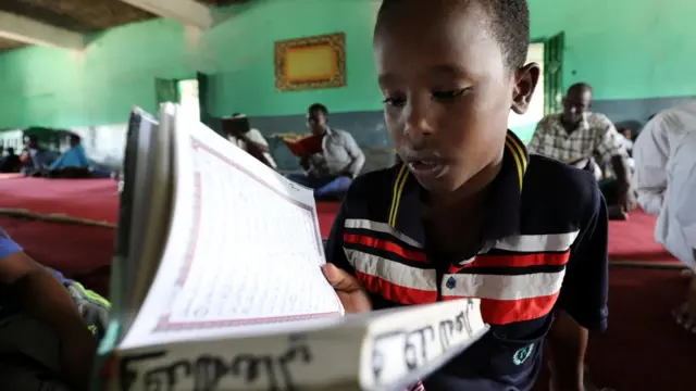 Ọdọmọdekunrin kàn n ka Qurani nínú osù Ramadan