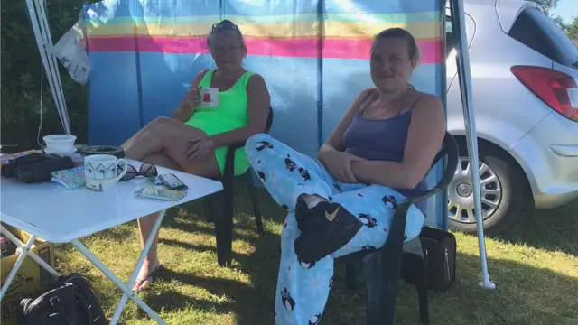 تریسی ویلیام - چپ - و خانواده اش