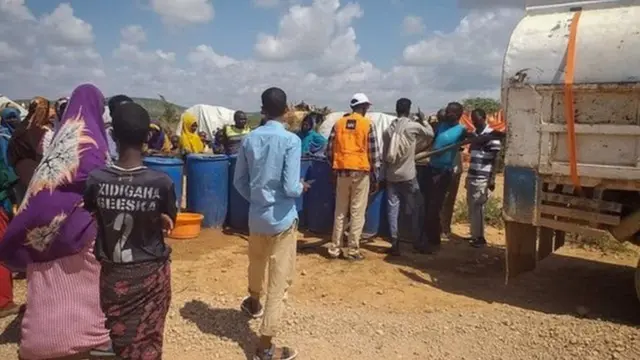 Raia wa Somalia wakipata huduma ya maji