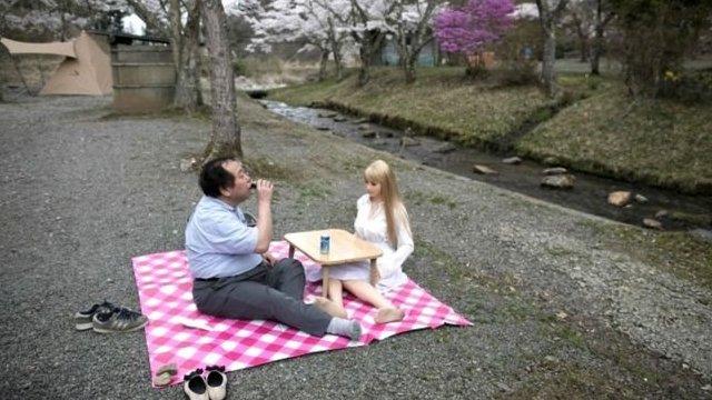 62岁的Senji Nakajima在4月樱花盛开的季节带着硅胶娃娃外出野餐郊游。他认为他找到真爱，而且把玩偶当成真人一样看待。