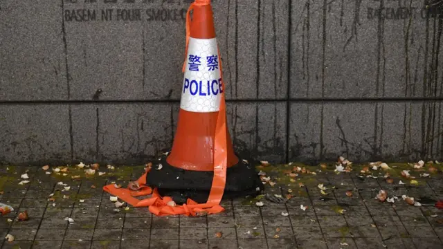 香港警察总部外墙留下的鸡蛋壳(21/6/2019)