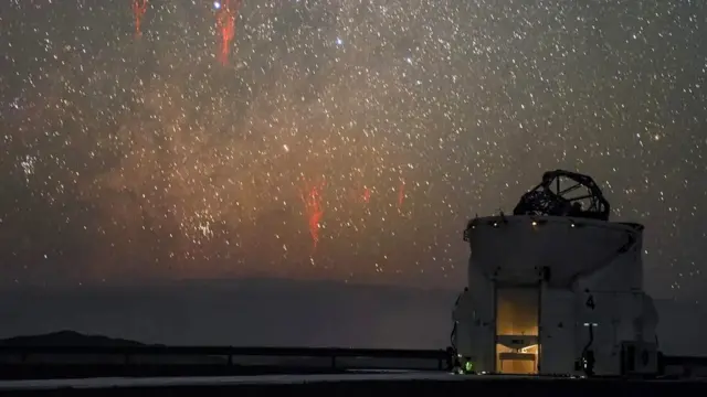 레드 스프라이트는 중간권(뇌운 보다 높은 곳)에서 이온화된 공기 덩어리로 시작해 빛의 10% 속도로 낮은 곳으로 떨어지는 것으로 알려져 있다