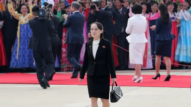 지난 2018년 9월 김여정 북한 조선노동당 부부장이 평양 순안공항에서 열린 2018평양정상회담 공식 환영식에 참석해 문재인 대통령 내외를 영접하고 있다