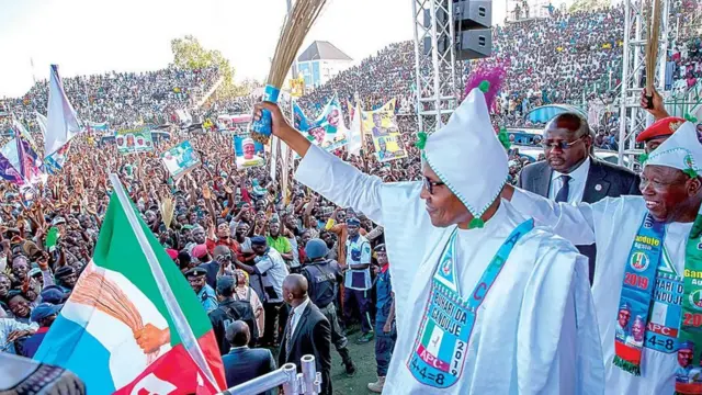 Shugaba Buhari yayin yain neman zaben 2019 a Kano