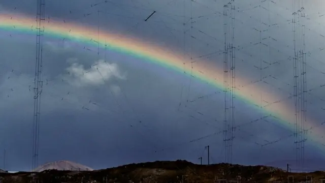 দক্ষিণ আটলান্টিকের মাঝে অ্যাসেনশিয়ন দ্বীপে শর্ট ওয়েভ সম্প্রচারের এরিয়াল।