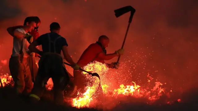 Bombeiros tentando apagar incêndio no norte da Inglaterrasportingbet 992018