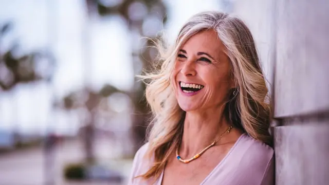 Mujer mayor sonriendo