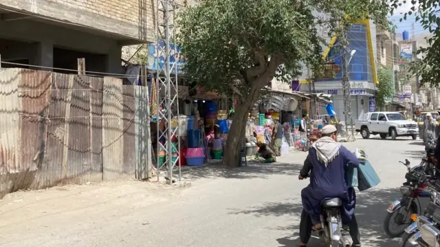 زیر تعمیر عمارت کو لوہے کے چادر لگا کر بند کیا جا چکا ہے