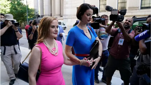 Sarah Ransome (sağda) ve Elizabeth Stein, Ghislaine Maxwell'in ceza duruşması için bugün ABD'nin New York Güney Bölgesi Mahkemesi'nde