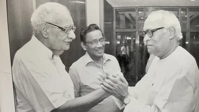 कुलदीप नैयर (बायें) के साथ प्रभाष जोषी