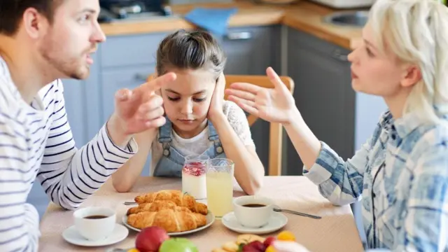 تشكل علاقتك بوالديْك علاقة تأسيسية بالنسبة لك، كما قد تؤثر طبيعة العلاقة القائمة بينهما على "نمط التعلق" الخاص بك