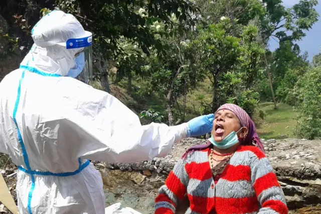 बैतडीमा कोरोनाभाइरस परीक्षण गर्न स्वाबबाट नमुना सङ्कलन गरिँदै