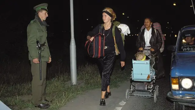 люди прибывают на границу Австрии