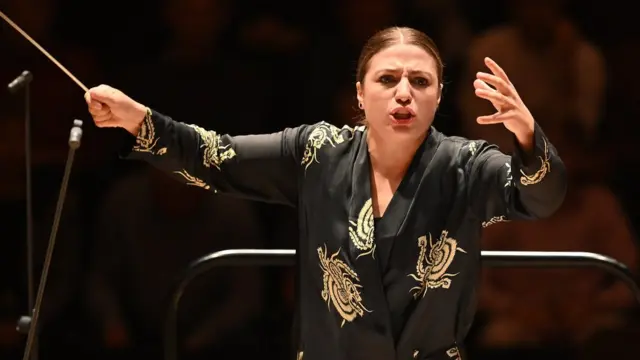 芬兰女指挥达丽雅·斯塔斯弗斯卡 （Dalia Stasevska）