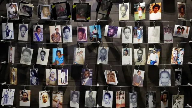 Sur cette image, des dizaines de photographies de victimes du génocide rwandais de 1994 exposées sur fil au Mémorial des victimes de Kigali.