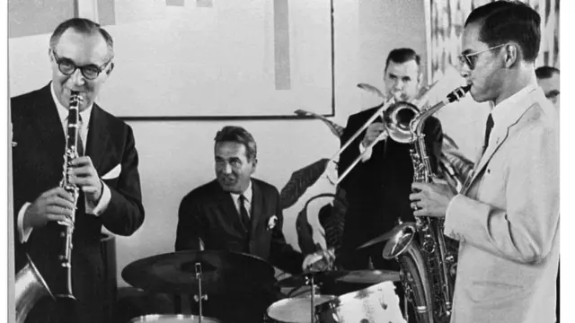 සංගීතයට ලැදිකමක් දැක්වූ ඔහු කණ්ඩායම් නායක බෙනි ගුඩ්මාන් සමග