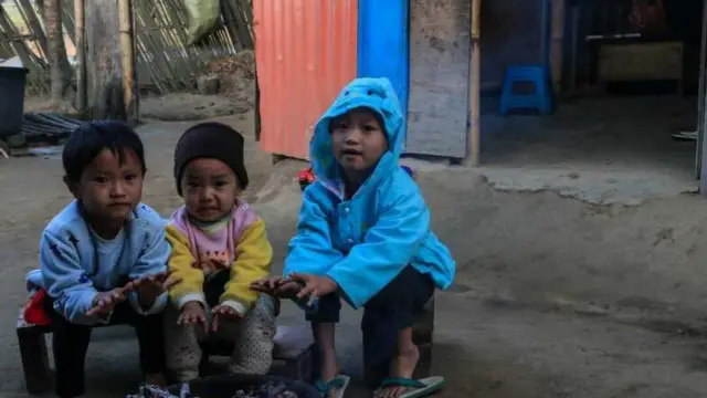 စစ်ရှောင်စခန်းက ချမ်းအေးဒဏ်ကို မီးလှုံရင်း ခံစားနေရတဲ့ ကလေးငယ်များ