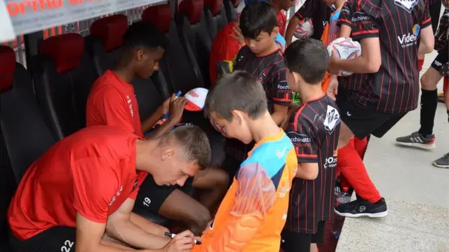 ማረን ኃይለሥላሴ ለአዳጊዎች ፊርማውን ሲያኖር