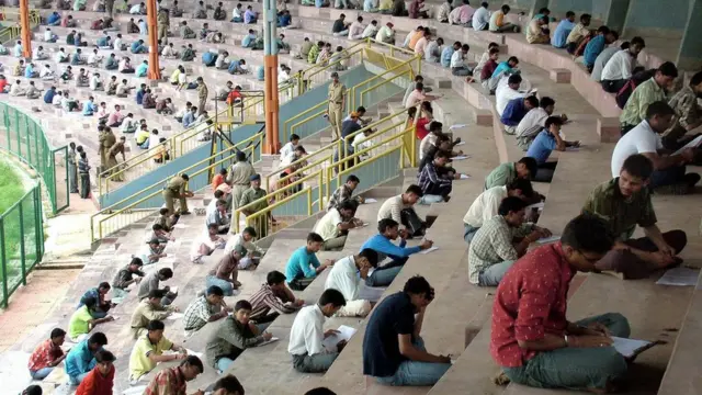 పరీక్ష రాస్తున్న విద్యార్థులు