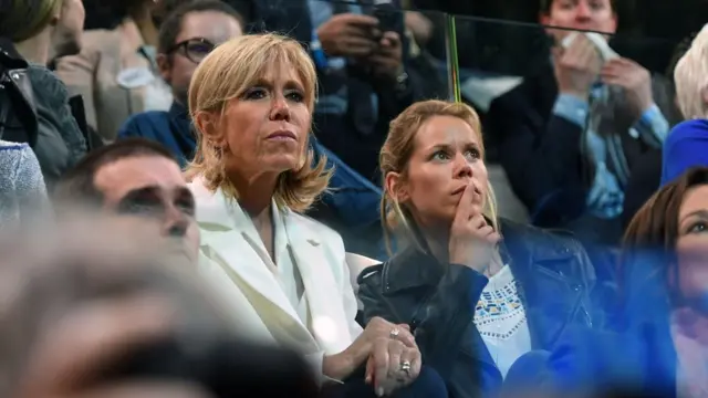 Bà Brigitte Trogneux và con gái Tiphaine Auziere tham dự buổi vận động tranh cử ở Bercy Arena, Paris hôm 14/4/2017
