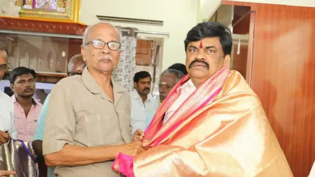 ராஜேந்திர பாலாஜி( வலது)