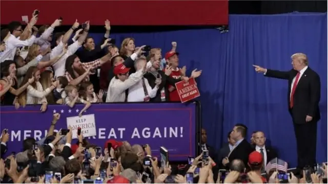 প্রেসিডেন্ট ট্রাম্প প্রেসিডেন্ট হিসেবে ক্ষমা করার ক্ষমতার প্রেমে পড়েছেন বলে অনেকে মনে করছেন