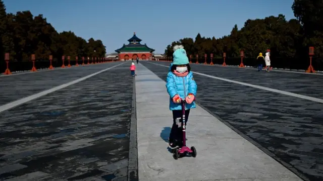 طفلة تلعب بـ سكوتر