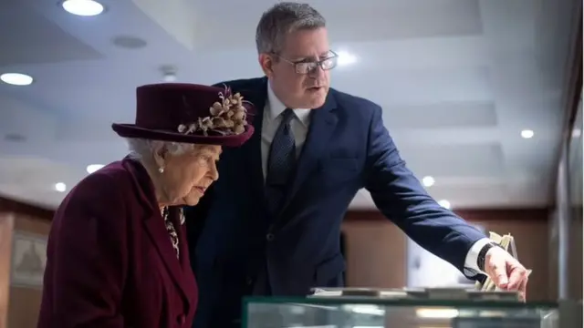 A falecida rainha Elizabeth 2ª e o ex-chefecopa del rey palpitesespionagem Andrew Parker durante uma visita à agênciacopa del rey palpitesinteligência