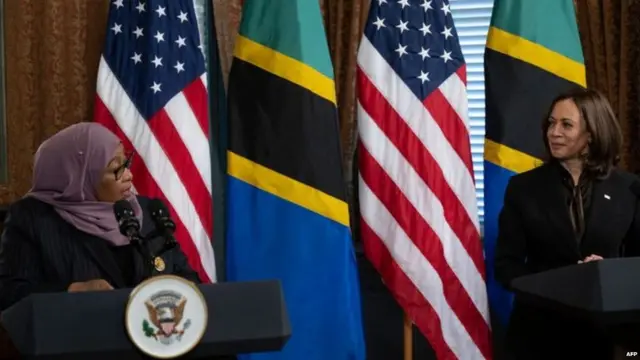 एक साल पहले तन्जानिया की राष्ट्रपति ने कमला हैरिस से वाशिंगटन में मुलाकात की थी.