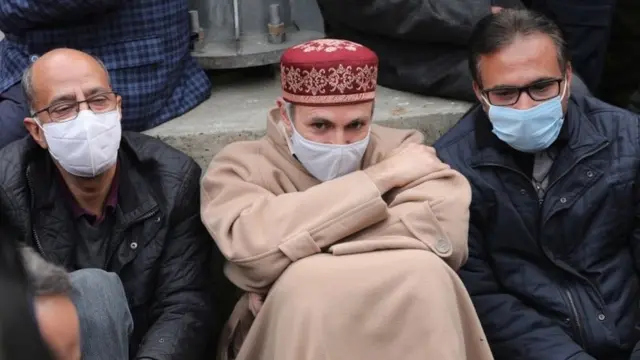 उमर अब्दुल्ला और पार्टी के अन्य नेता.