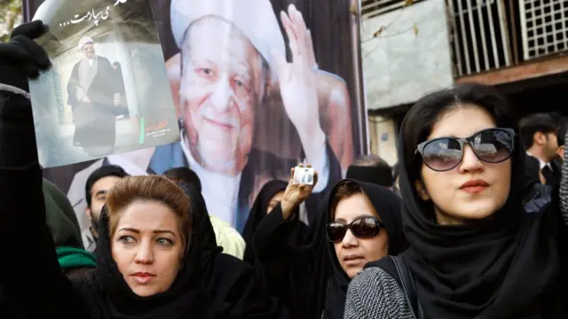 Raia wakiwa na picha za Akbar Hashemi Rafsanjani mjini Tehran