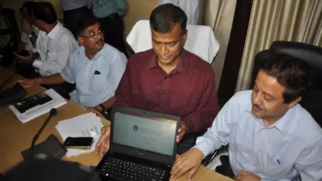 30 मई को नतीजे घोषित करते बोर्ड के अधिकारी