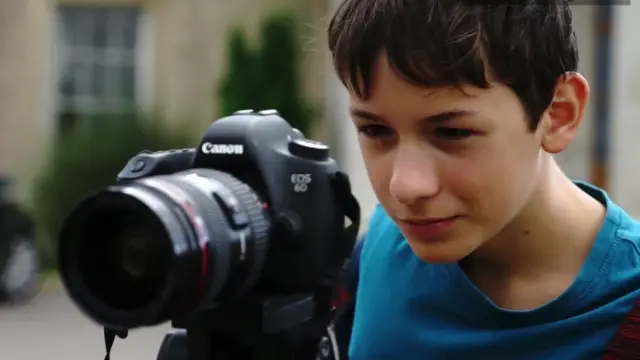 Мальчик с фотокамерой