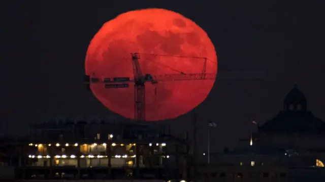 "Супермісяць" або, як ще кажуть, "суперповня" у Вашингтоні, США.