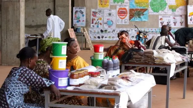Dans le grand marché de Sikasso, des boutiques spécialisées proposent des articles venus de l'autre côté des frontières.