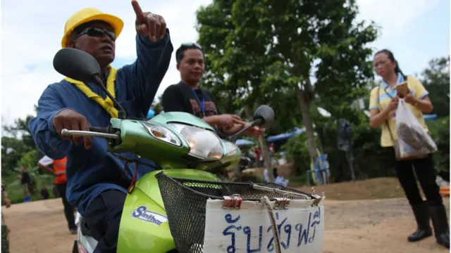 มอเตอร์ไซค์อาสาสมัครเป็นคนท้องถิ่นมาให้แก่ทั้งเจ้าหน้าที่ อาสาสมัคร นักข่าว ฯ