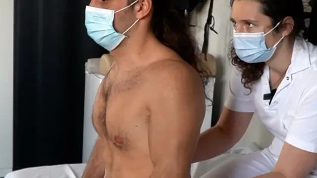 Michel Roccati junto a personal médico.