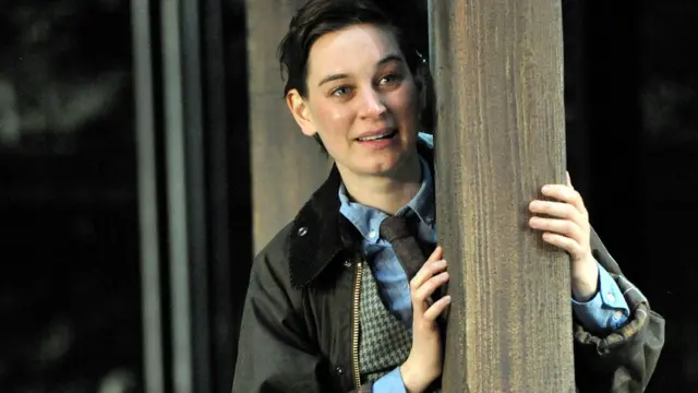 Pippa Nixon interpretando a Rosalinda en "Como gustéis", dirección de Maria Aberg.