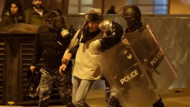 Igipolisi kijejwe kurwanya imigumuko carahagaritse bamwe mu bari muri iyo myiyerekano yo kurwanya leta