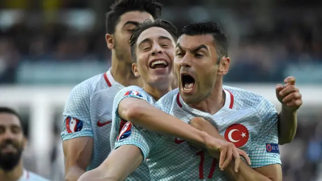 Yilmaz anotó el primero de Turquía, pero no fue suficiente para avanzar a octavos de final.