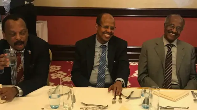 ሚኒስተር ጉዳያት ወጻኢ ኤርትራ ኣቶ ዑስማን ሳልሕ (የማን) ምስ ናይ ጂቡቲ መዘናኡ (ማእከል)