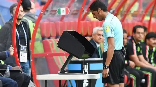 Lee Dixon oo ciyaaryahan hore ah ayaa sheegay in caawiyaha garsooraha uu ku qoslay waxa meesha ka dhacayay