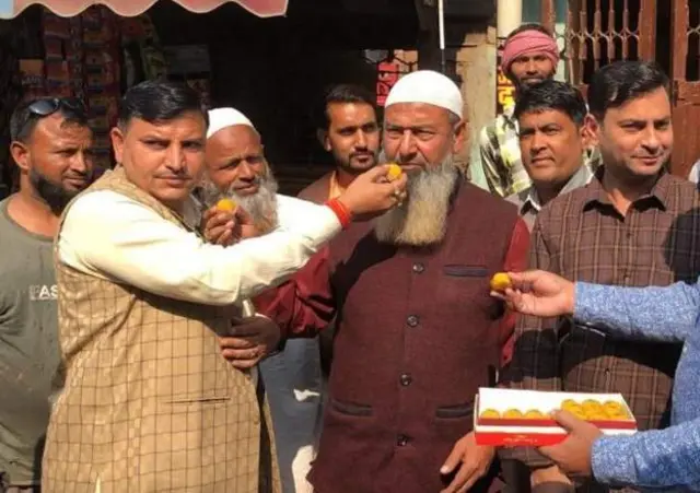 લોકો મીઠાઈ