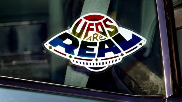 Sticker que dice: "Los OVNI son reales".