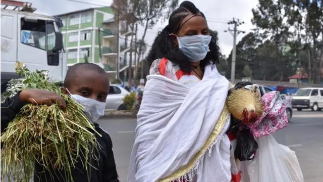 እናትና ልጅ ቄጤማና ዶሮ ገዝተው ሲመለሱ