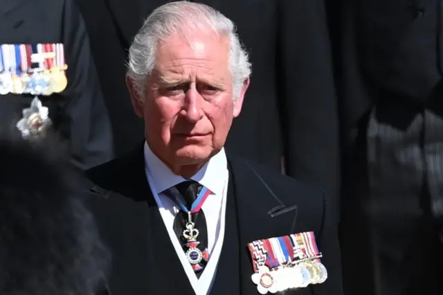 Rei Charles 3º acompanha o carro que leva o caixão no funeral do duque de Edimburgo no castelo de Windsor em 17 de abril de 2021