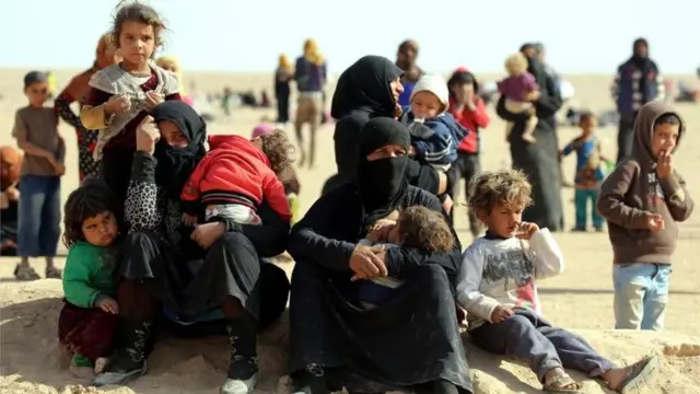 मोसुल में जारी लड़ाई के कारण शहर से निकले इऱाकी शरणार्थी